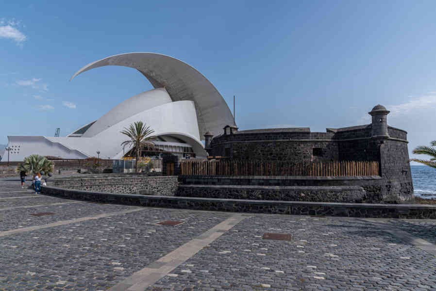 Tenerife 041 - Santa Cruz de Tenerife - castillo de San Juan Bautista y Auditorio de Tenerife Adán Martín.jpg